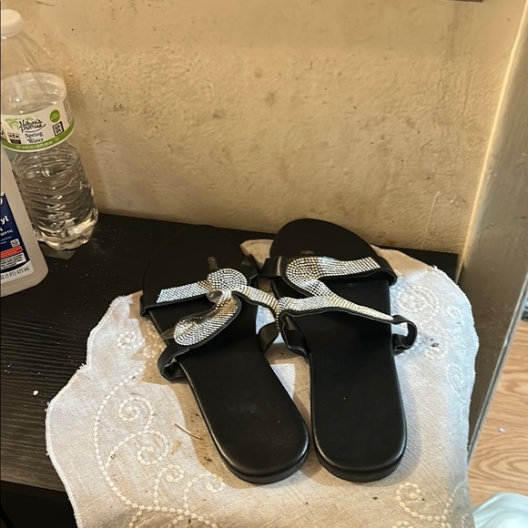 Elegant Black Sandals with Silver Accents - Picture 3 of 5